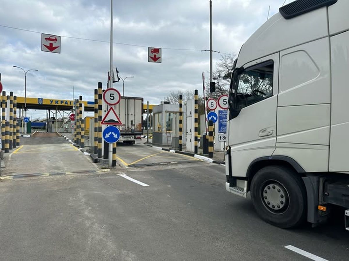 На Буковині запрацювала електронна черга для вантажівок на трьох пунктах пропуску