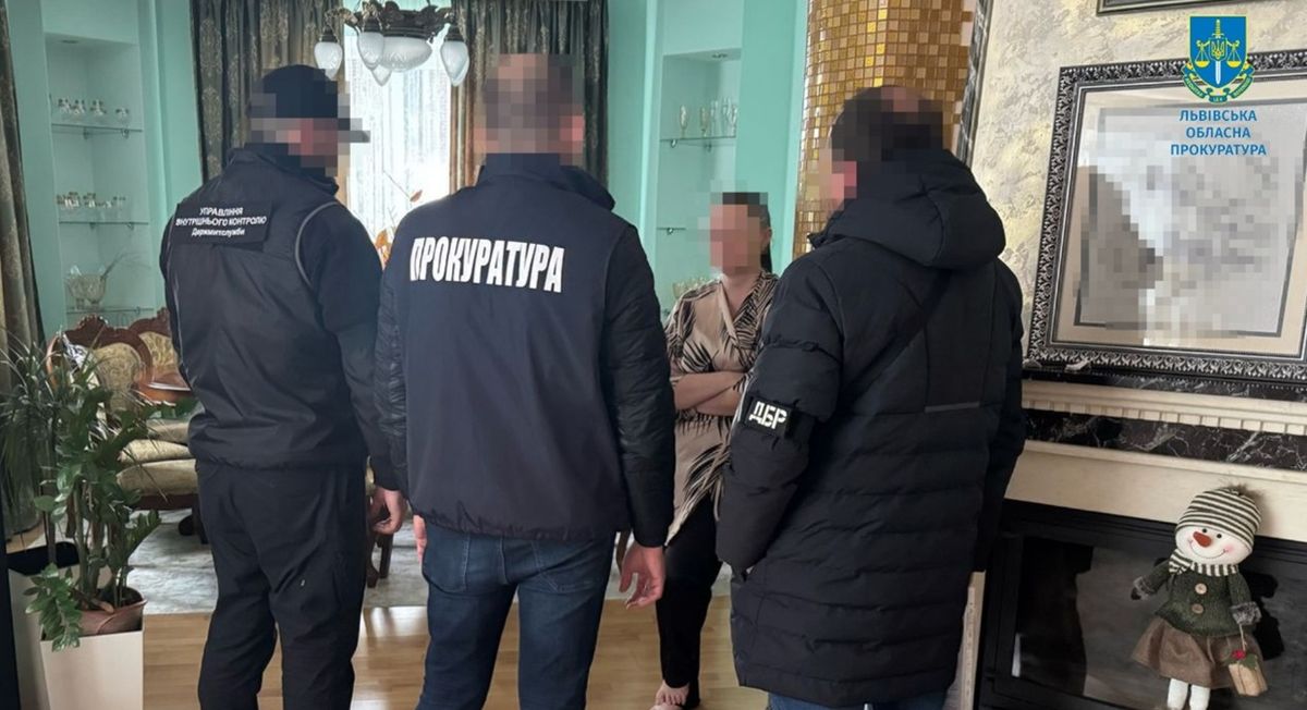 Інспекторка Львівської митниці власним авто вивезла до Польщі чотирьох ухилянтів