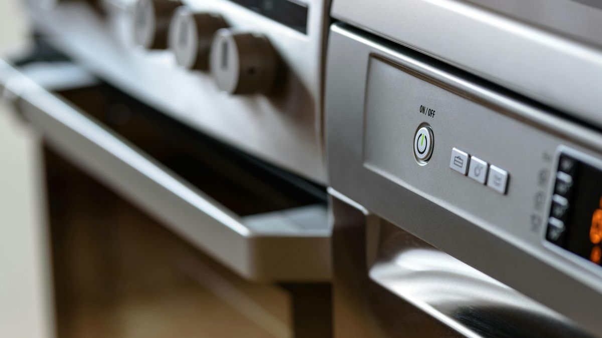 Як швидко почистити духовку від жиру: ці продукти є на кухні в кожного