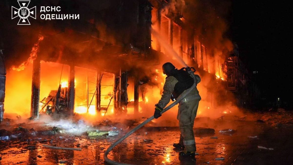 Одеса опинилася у вогні внаслідок масованого удару росіян, є постраждалі
