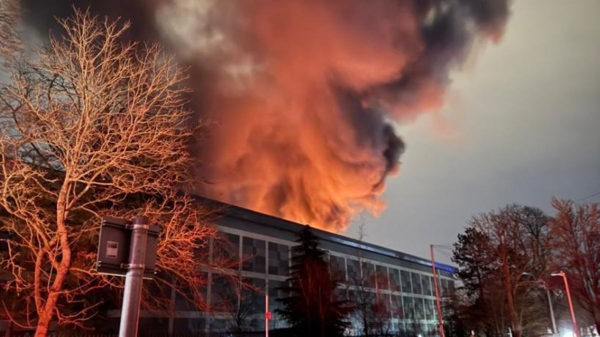 Через пожежу у найбільшому аеропорту Європи скасували 1300 рейсів