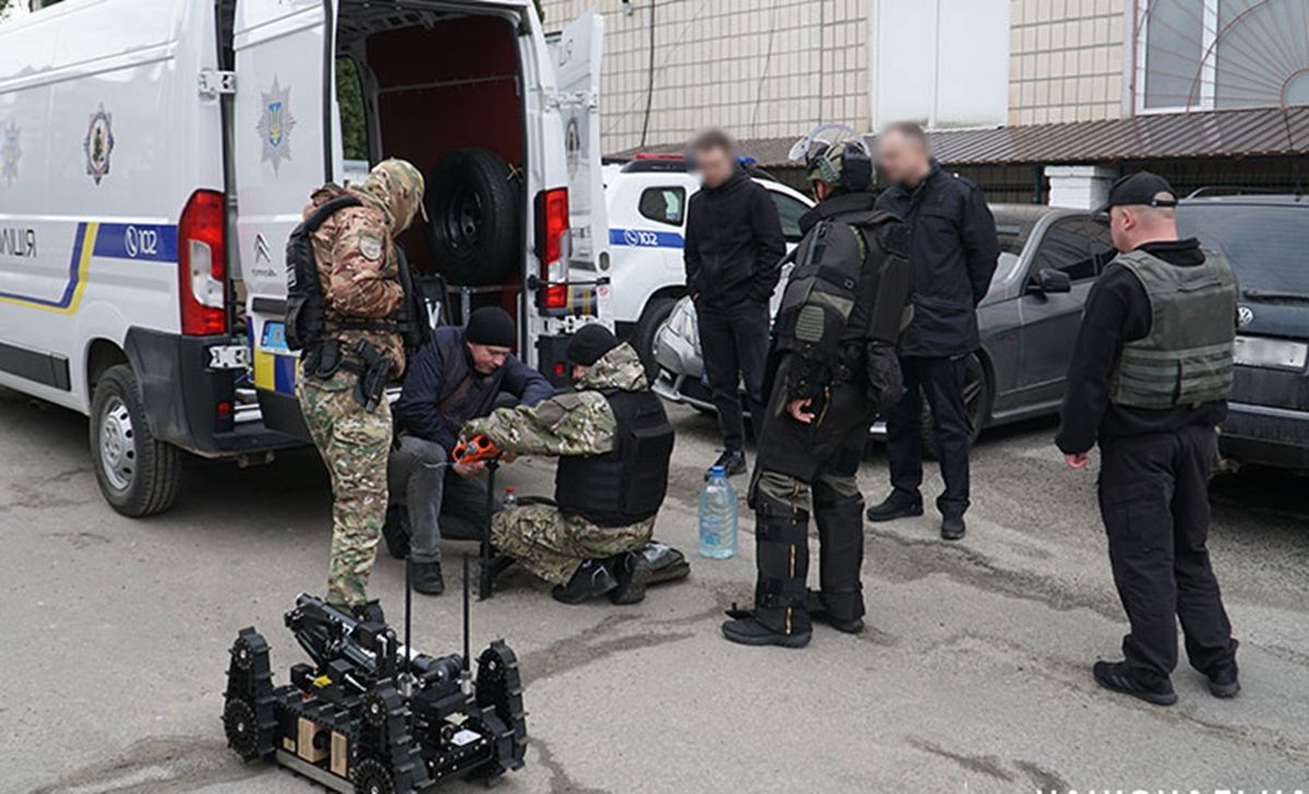 Школярка в Тернополі заклала вибухівку під поліцейський автомобіль біля райвідділку