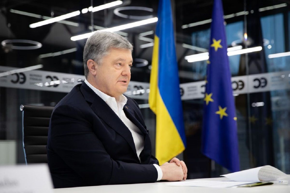 Суд визнав незаконною відмову Петру Порошенку в перетині кордону 