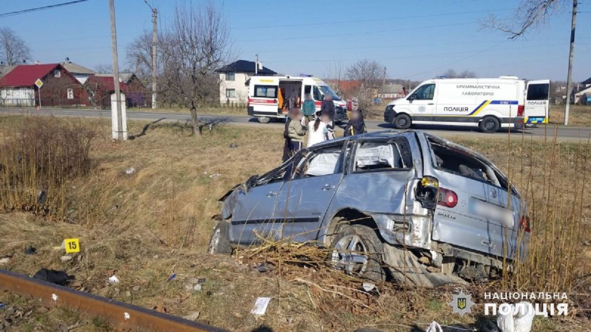 На Буковині батько з неповнолітнім сином перекинулись у кювет і загинули 