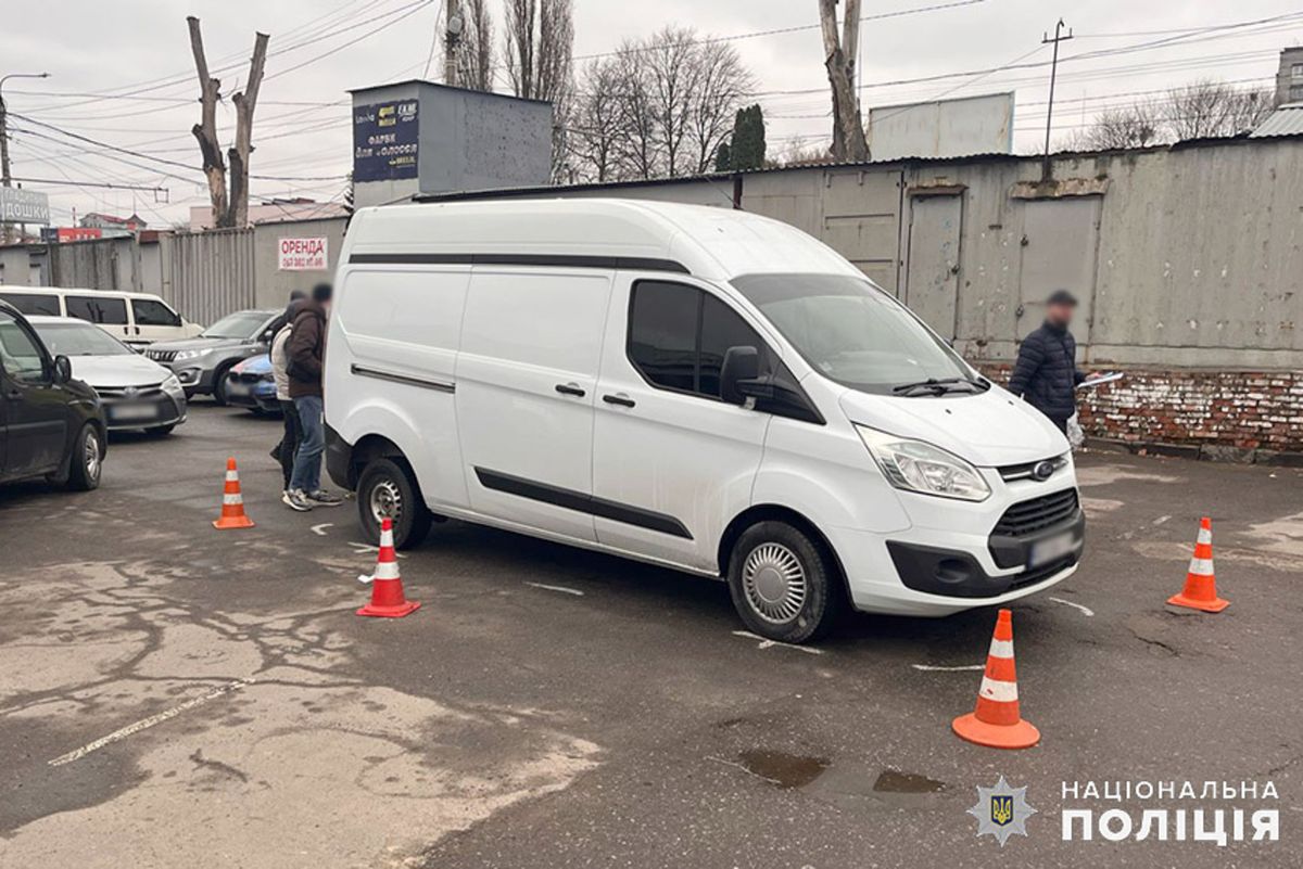 Водій Ford Transit заднім ходом переїхав 82-річну жінку у Хмельницькому