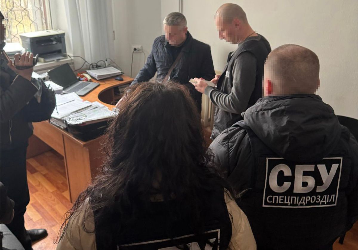 У Хмельницькому 50-річного адвоката викрили на переправленні чоловіків за кордон 