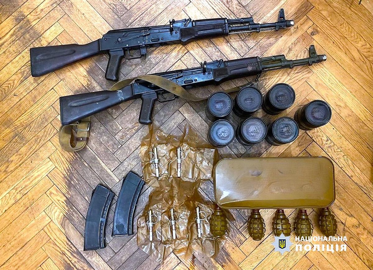 На Прикарпатті затримали злочину групу, яка торгувала озброєнням та вибухівкою
