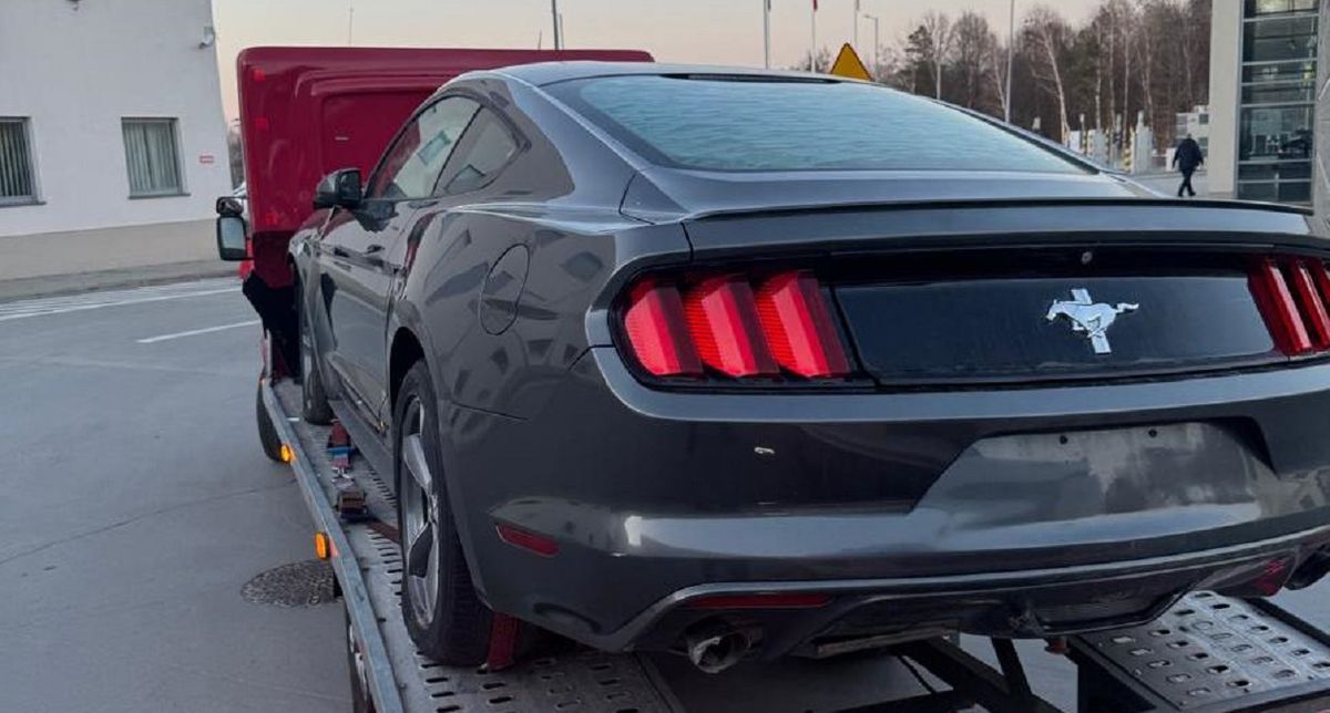 На кордоні з Польщею вилучили ввезений під виглядом гуманітарки Ford Mustang