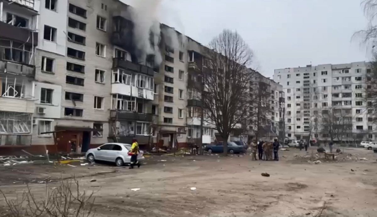Росіяни вдарили по центральній частині Сум, майже сотня постраждалих
