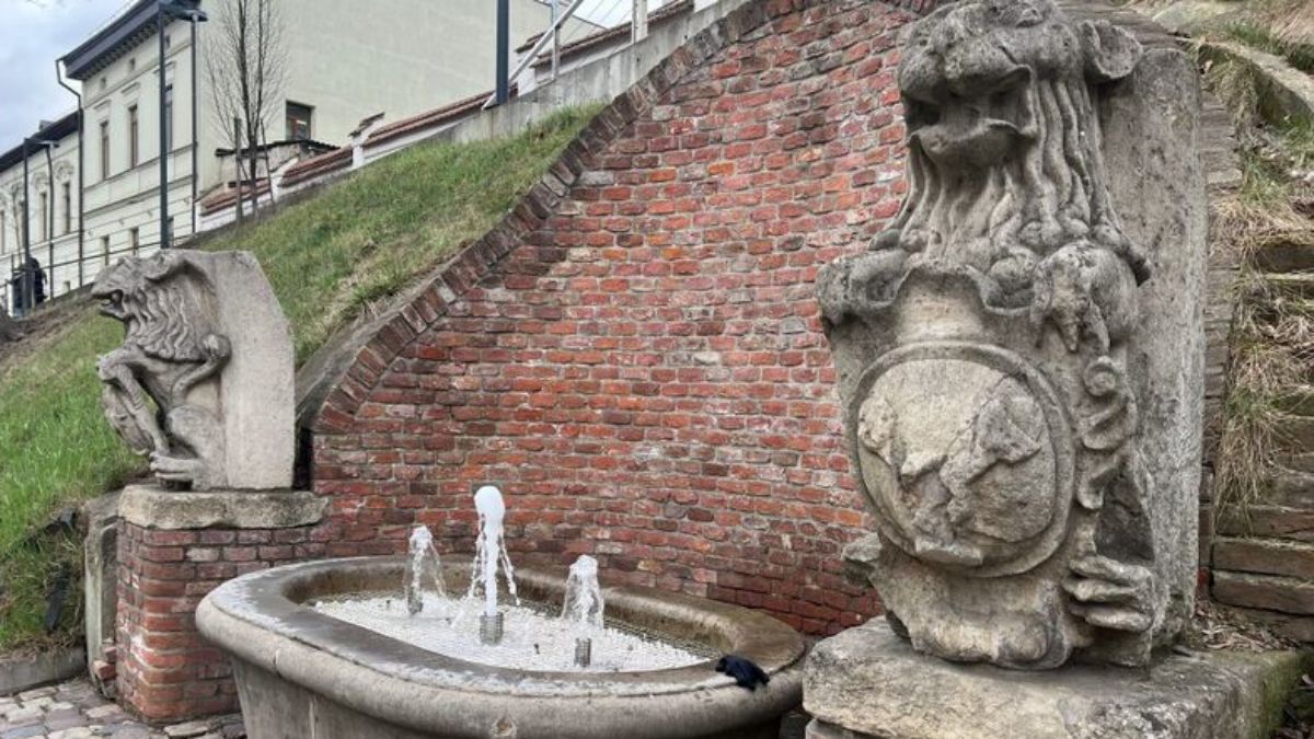 У центрі Львова відновлюють роботу питних і сухих фонтанів