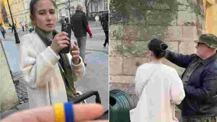 Поліцейські оштрафували торговку синьо-жовтими стрічками в центрі Львова Поліцейські оштрафували торговку синьо-жовтими стрічками в центрі Львова