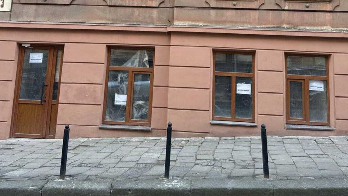 Суд зобов’язав скандально відомого львів'янина відновити дерев'яні вікна у пам’ятці