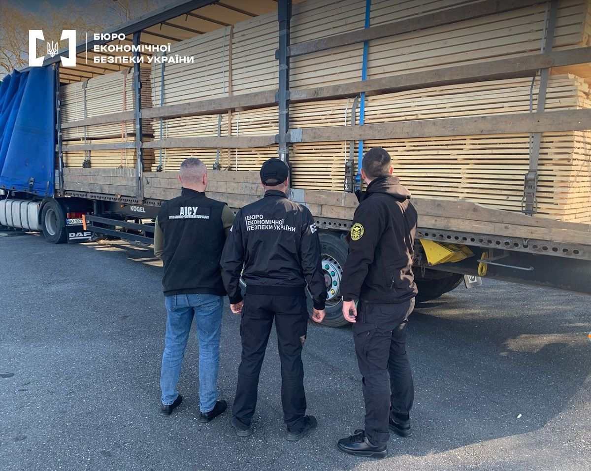 На Львівщині БЕБ перекрило канал контрабанди свіжозрубаної деревини до ЄС