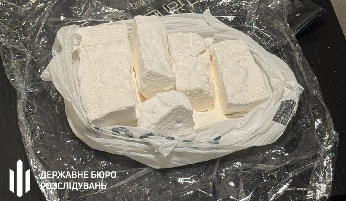 На Львівщині викрили наркодилерів, які завозили великі партії кокаїну з Польщі