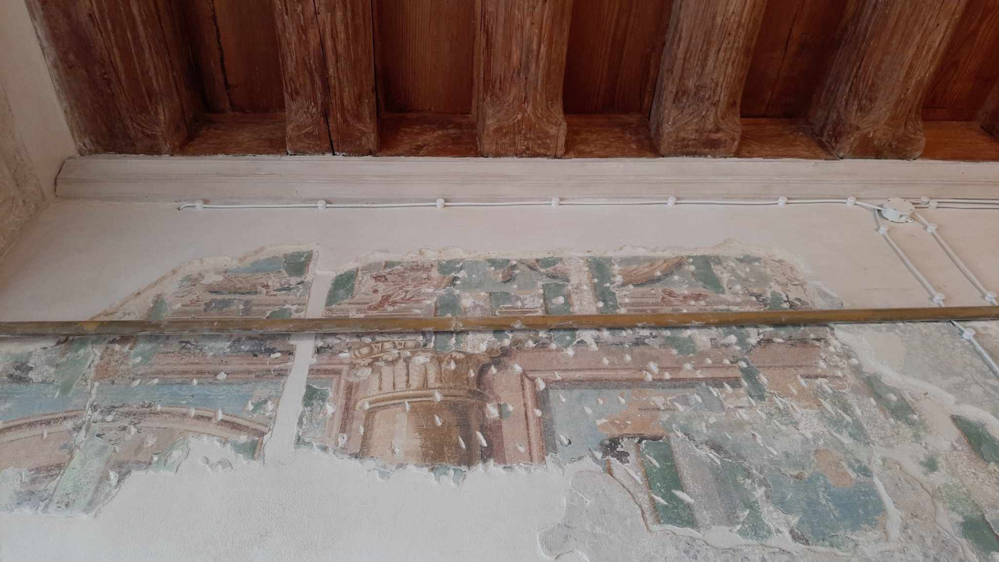 Ілюзійні барокові розписи, які перегукуються з кам’яними колонами