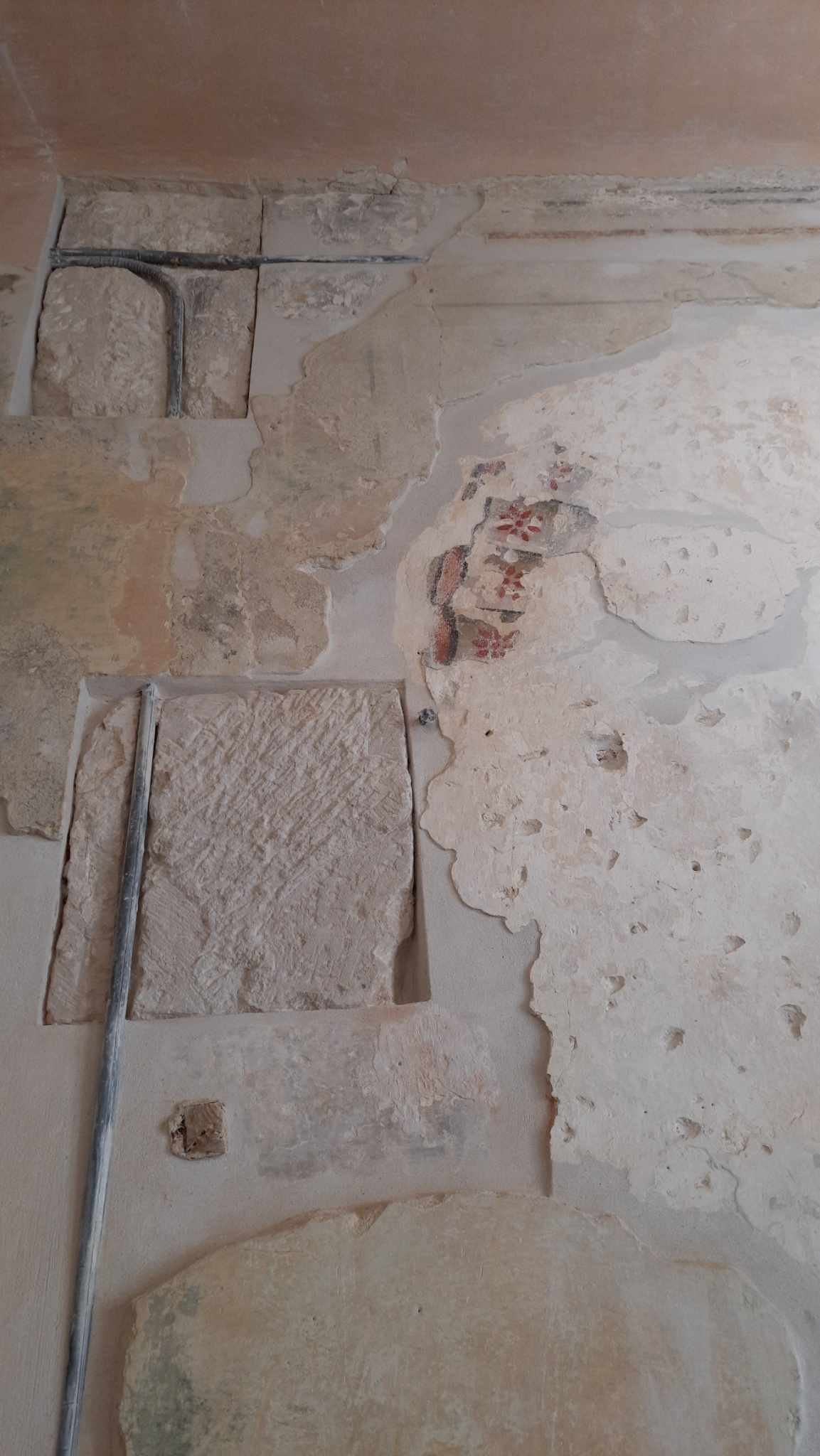 Кам’яні опори втрачених склепінь, розписи і австрійська проводка