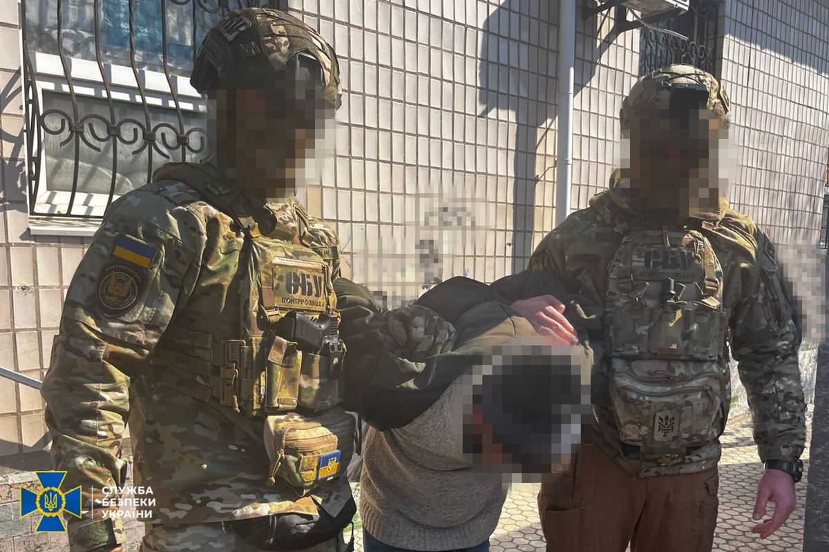 У Херсоні затримали диверсанта, якого росіяни планували підірвати біля будівлі ТЦК 