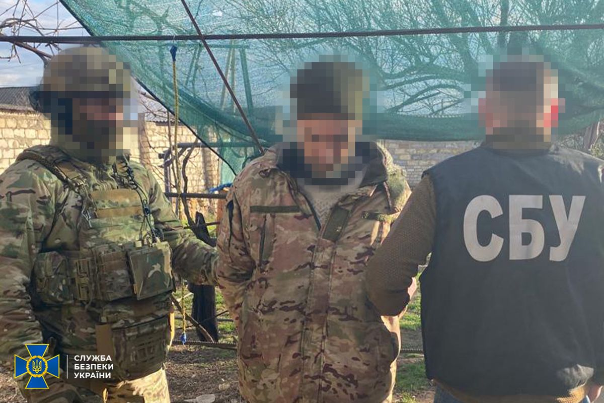 СБУ затримала військового та дезертирів на спробі продати  трофейну зброю