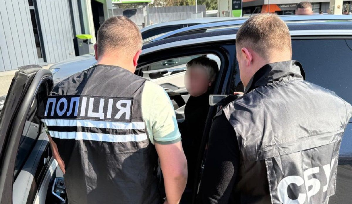 На хабарі 20 тис. доларів затримали начальника митного поста Львівської митниці