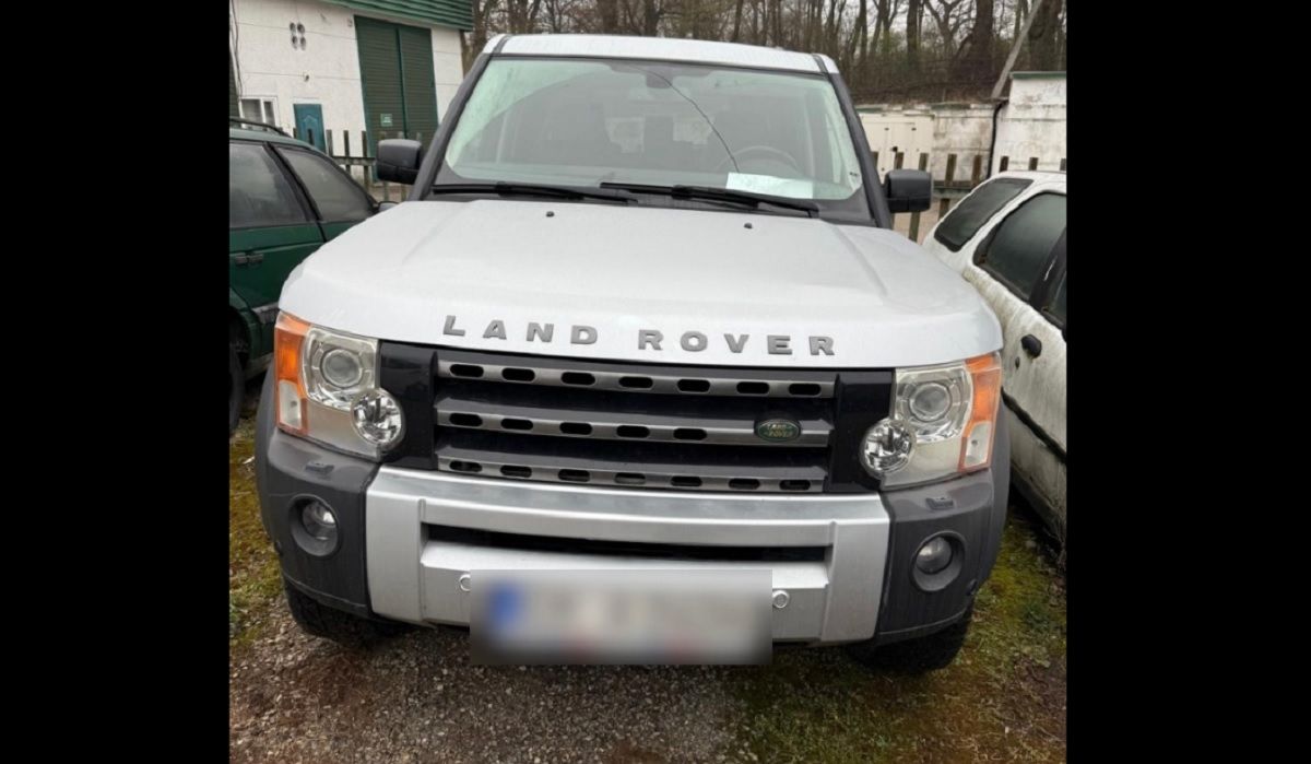 На кордоні з Польщею вилучили ввезений під виглядом гуманітарки Land Rover