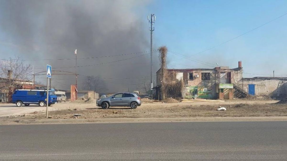 У Маріуполі партизани спалили російську базу з боєкомплектом