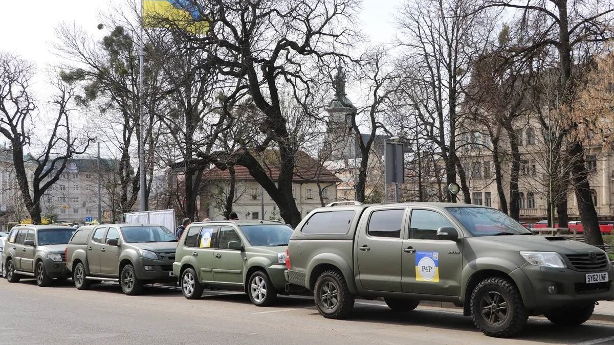 Британські фермери привезли до Львова 23 пікапи для 80-ї та 3-ї штурмової бригад