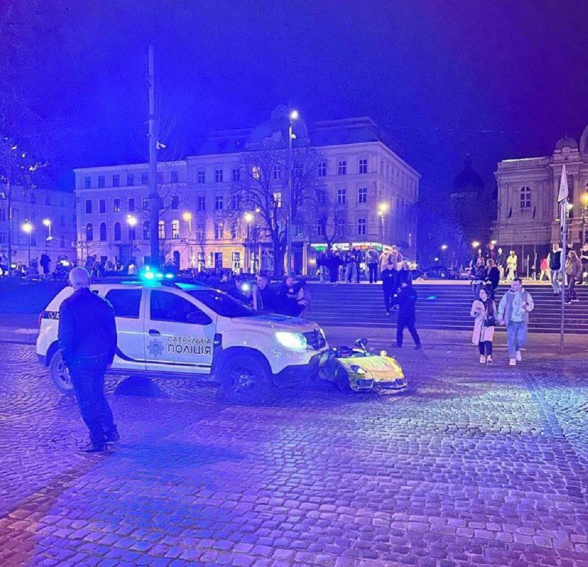 Патрульні виявили пʼяного водія дитячої машинки у центрі Львова
