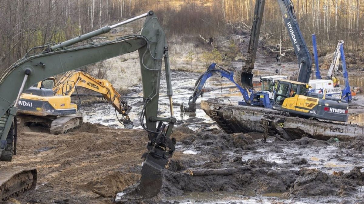 У Литві з болота витягнули бронемашину зниклих американських солдатів 
