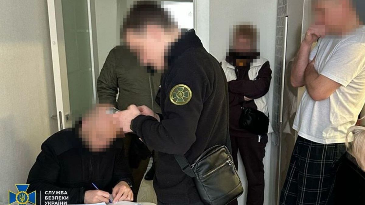 Працівник київської оборонної компанії збирав для росіян інформацію про склади зі зброєю