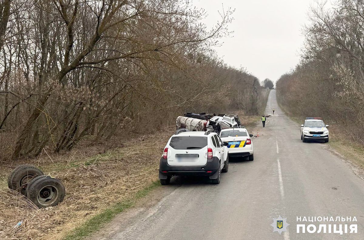 На Хмельниччині 52-річний водій вантажівки загинув після зіткнення  з мотоциклом 