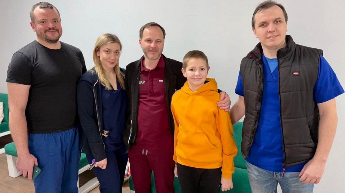 Дитячі хірурги Львова видалили підлітку кісту очеревини, розміром як апельсин