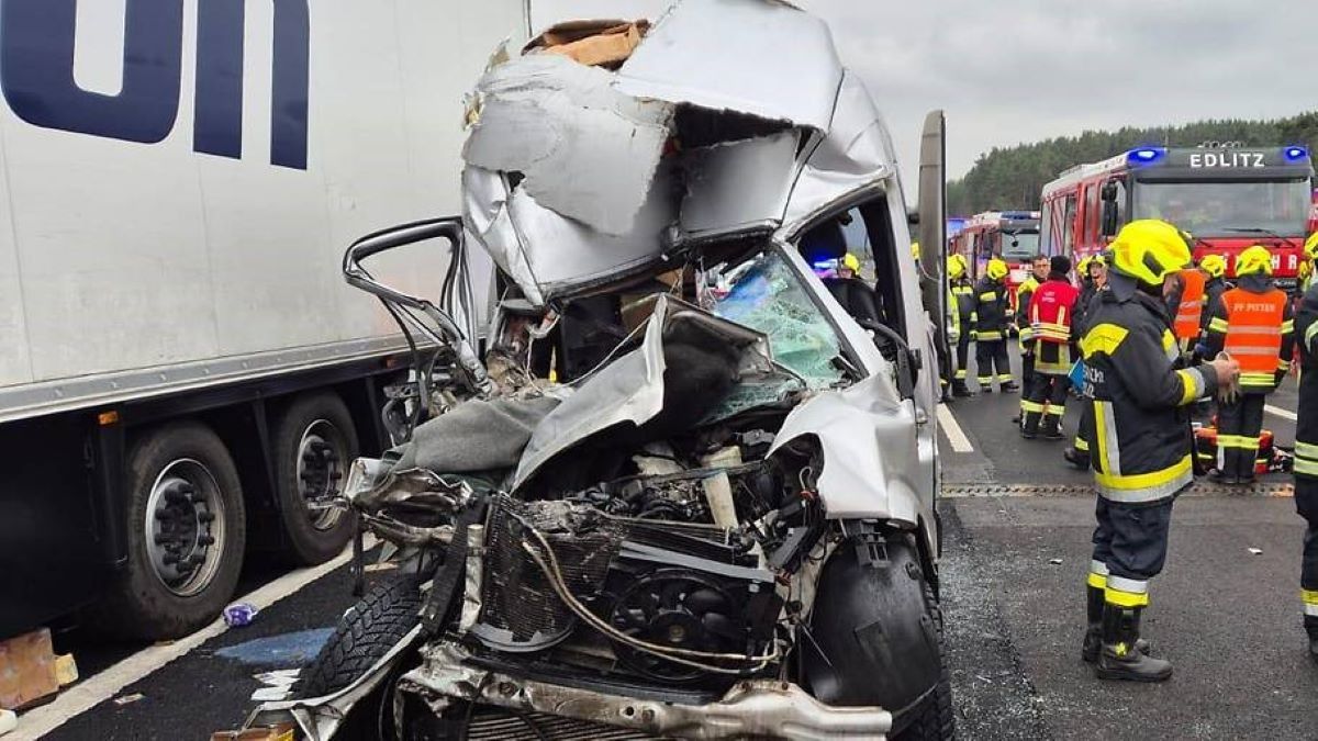 В Австрії мікроавтобус з українцями врізався у вантажівку, є загиблі