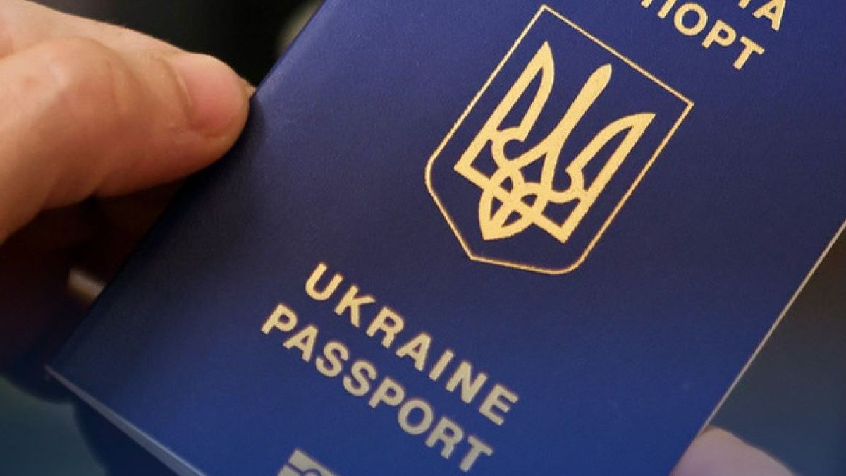 Чоловікам за кордоном спростили оформлення українських паспортів