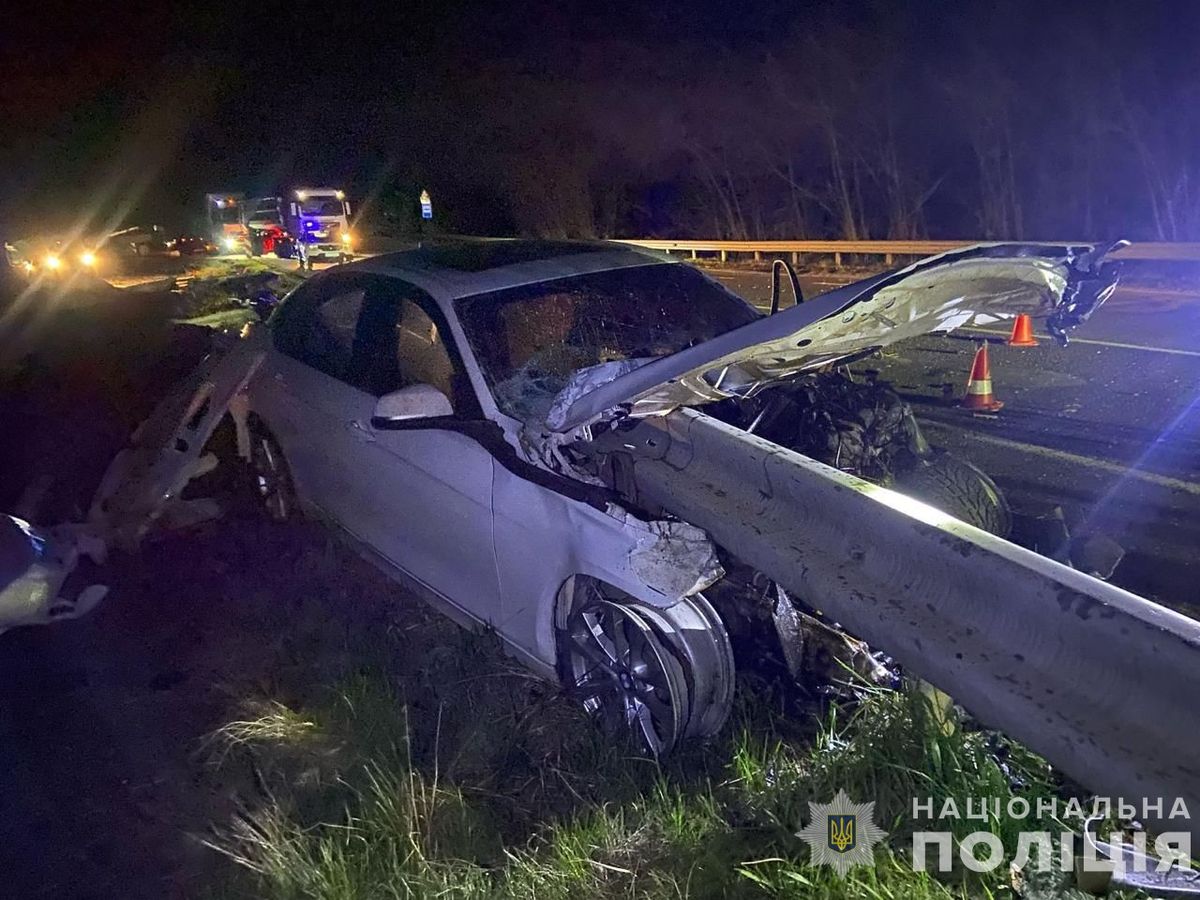 Біля Ужгорода 18-річний водій BMW в’їхав у відбійник і загинув на місці