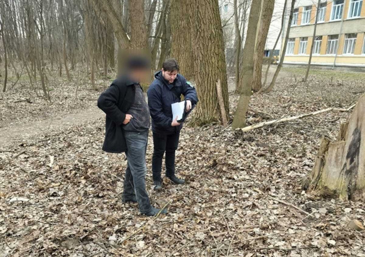 Священнику ПЦУ у Тернополі виписали штраф за зрізані 50 дерев біля церкви
