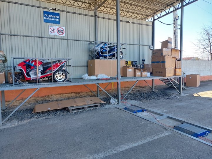 Митники знайшли незадекларовані акумуляторні батареї, електровелосипеди, запчастини та пластикові деталі (фото митниці)