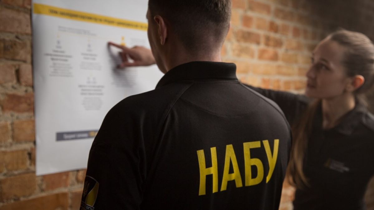 Підозрювана у розкраданні на закупівлях для ЗСУ постачальниця виїхала за кордон