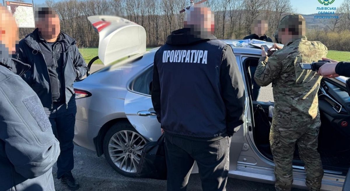 Львівського митника затримали на хабарі за вивезення незадекларованої валюти