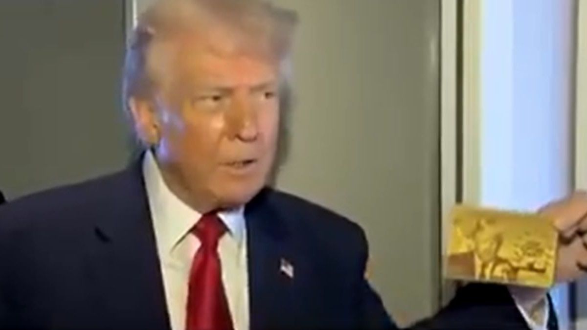 Трамп представив «золоту картку» зі своїм обличчям, яку продаватимуть іноземцям