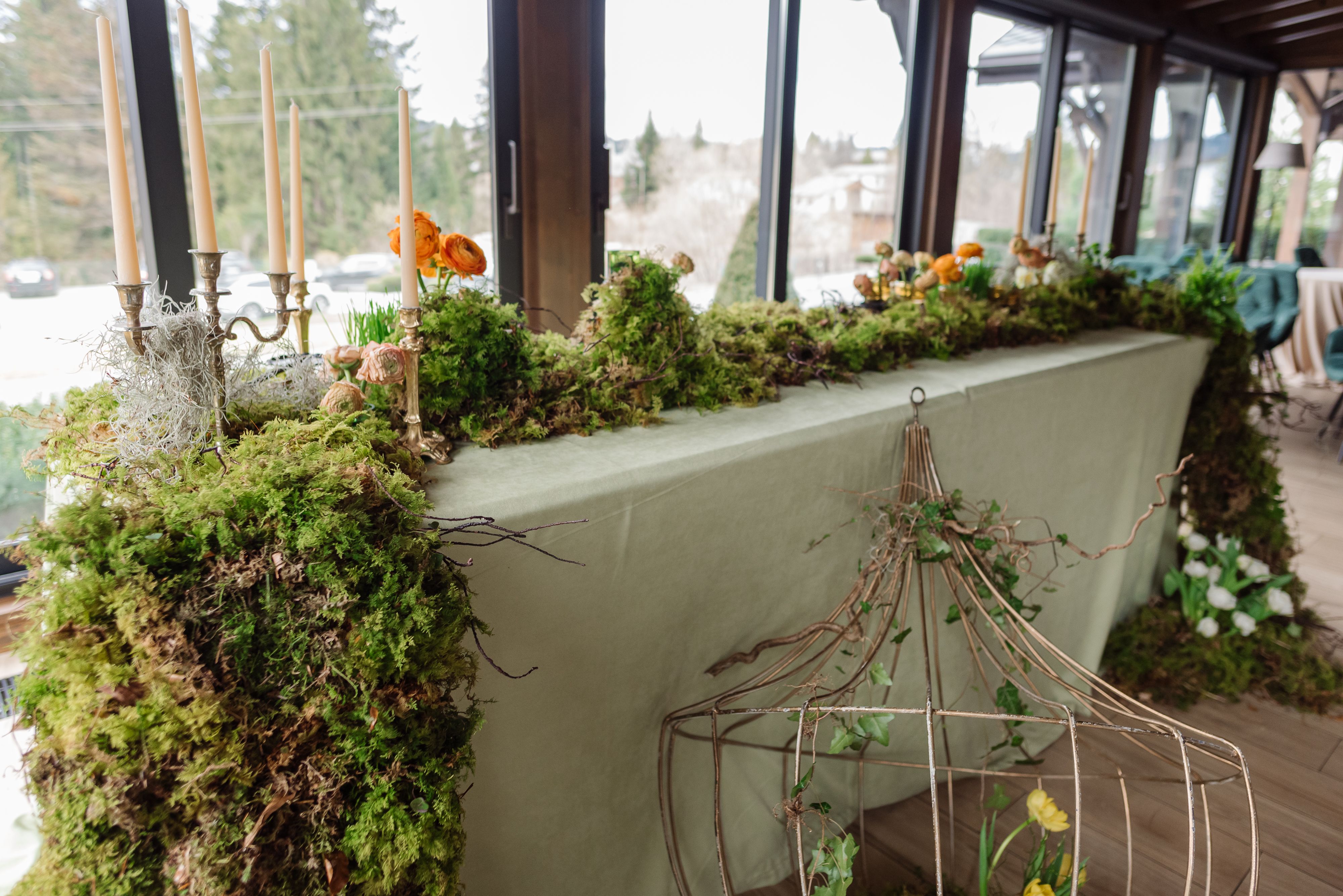 На заході було багато квітів