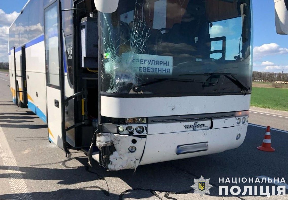 Автобус, який потрапив у ДТП. Фото поліції