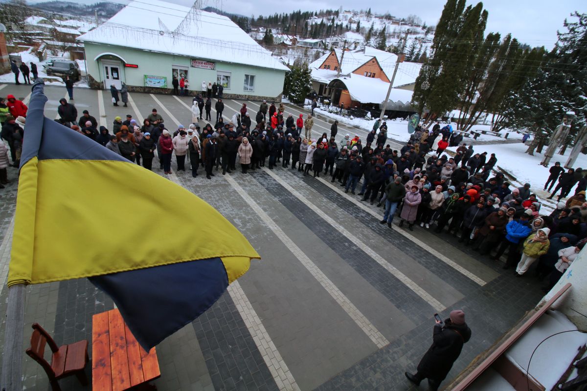 Мешканці Славської громади на зборах проголосували за відкликання депутатів селищної ради