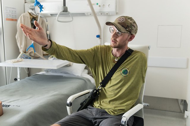 Британський волонтер Едді, який працював в місії з гуманітарної евакуації