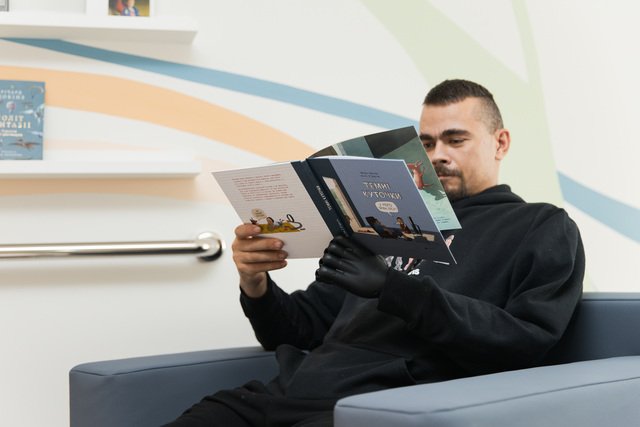 Військовий Андрій в Superhumans вчиться жити з протезом кисті і з протезом ноги