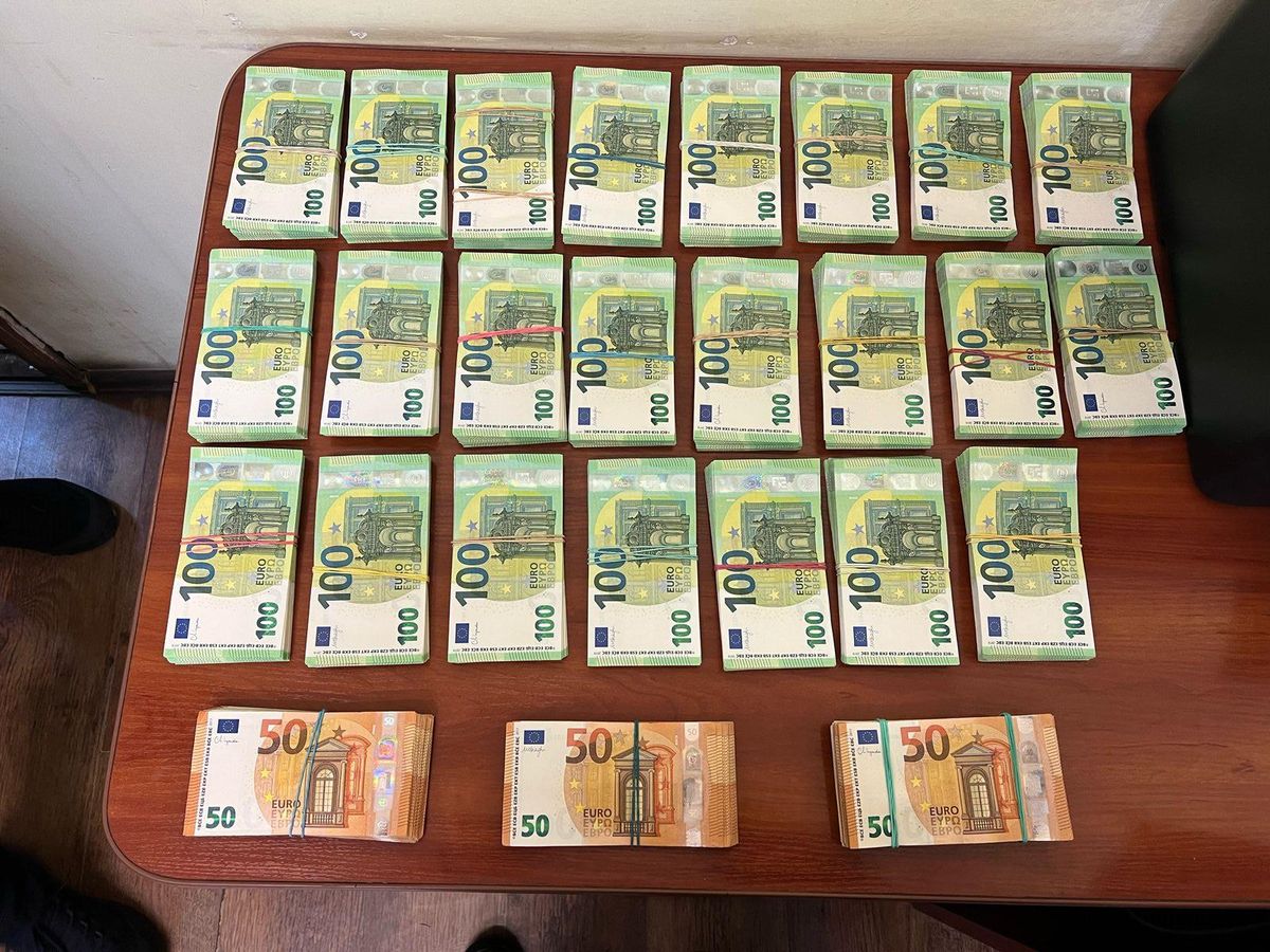 Закарпатські митники вилучили в українки незадекларовані 260 тис. євро