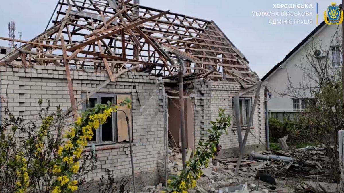 Внаслідок атаки на Херсон під завалами опинилась вагітна жінка з однорічним сином