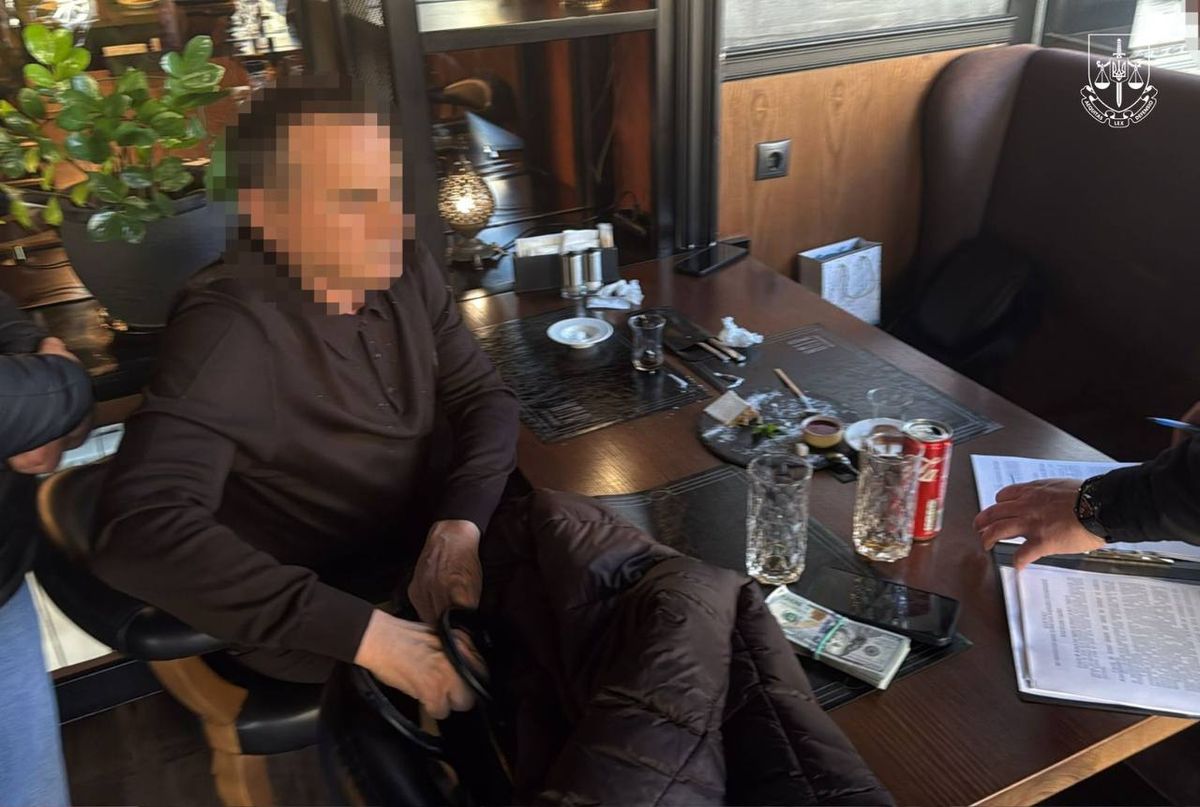 Депутат Житомирської облради за хабарі влаштовував на роботу до держустанов