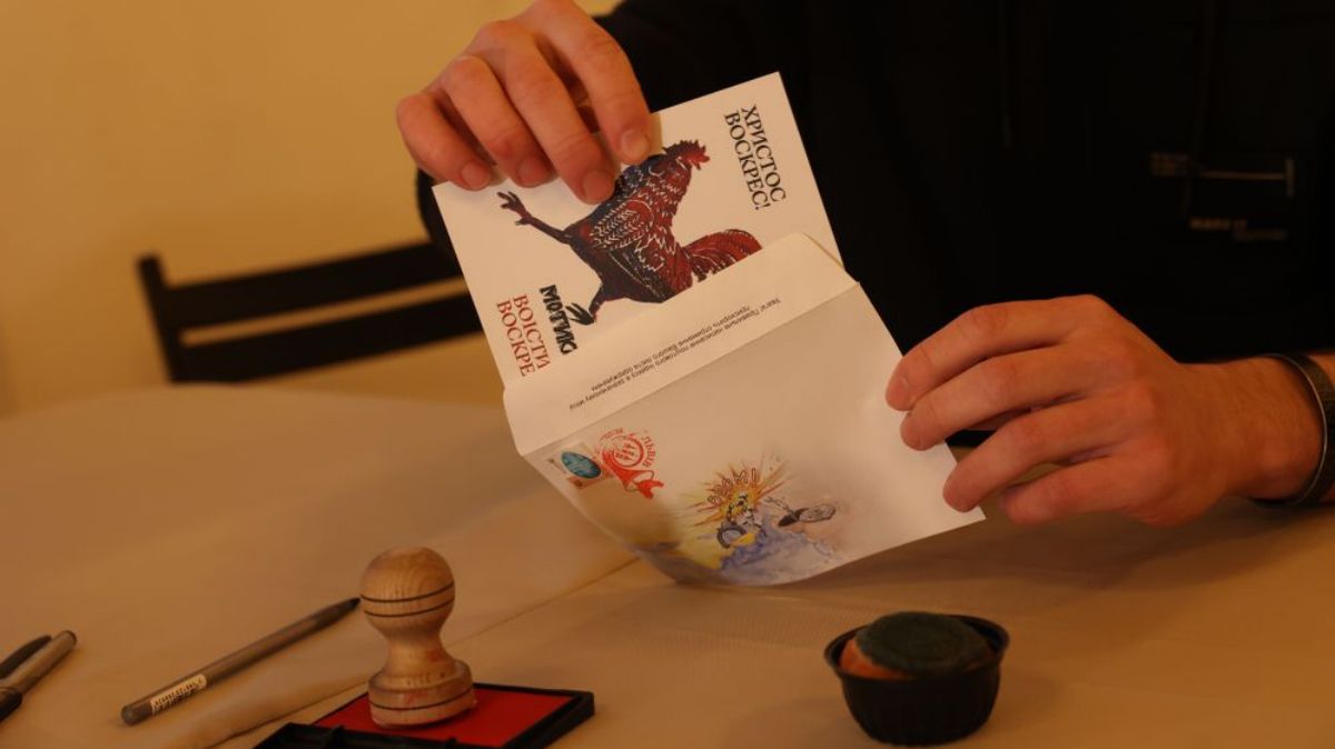 Листівки з півнем та майстерки з писанкарства: у Львові відкрили Великодню пошту
