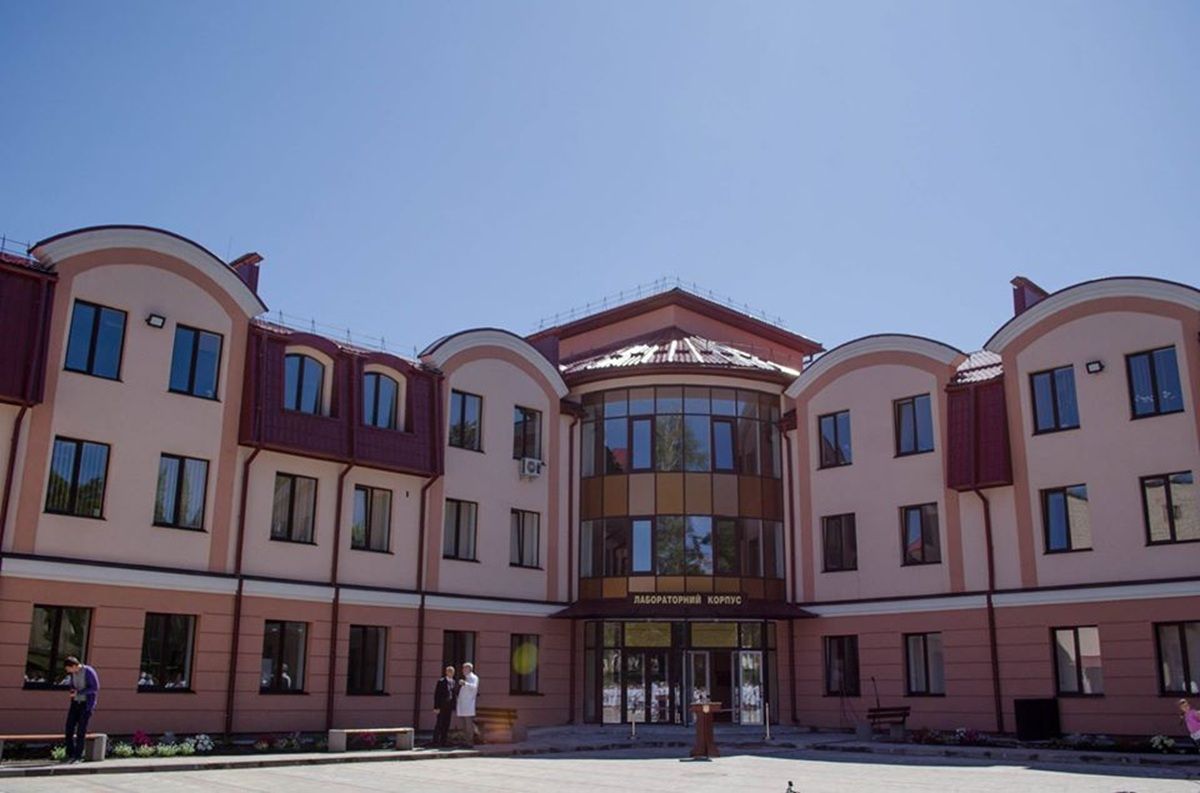 Тернопільська обласна лікарня замовила майже дві тонни соєвого соусу