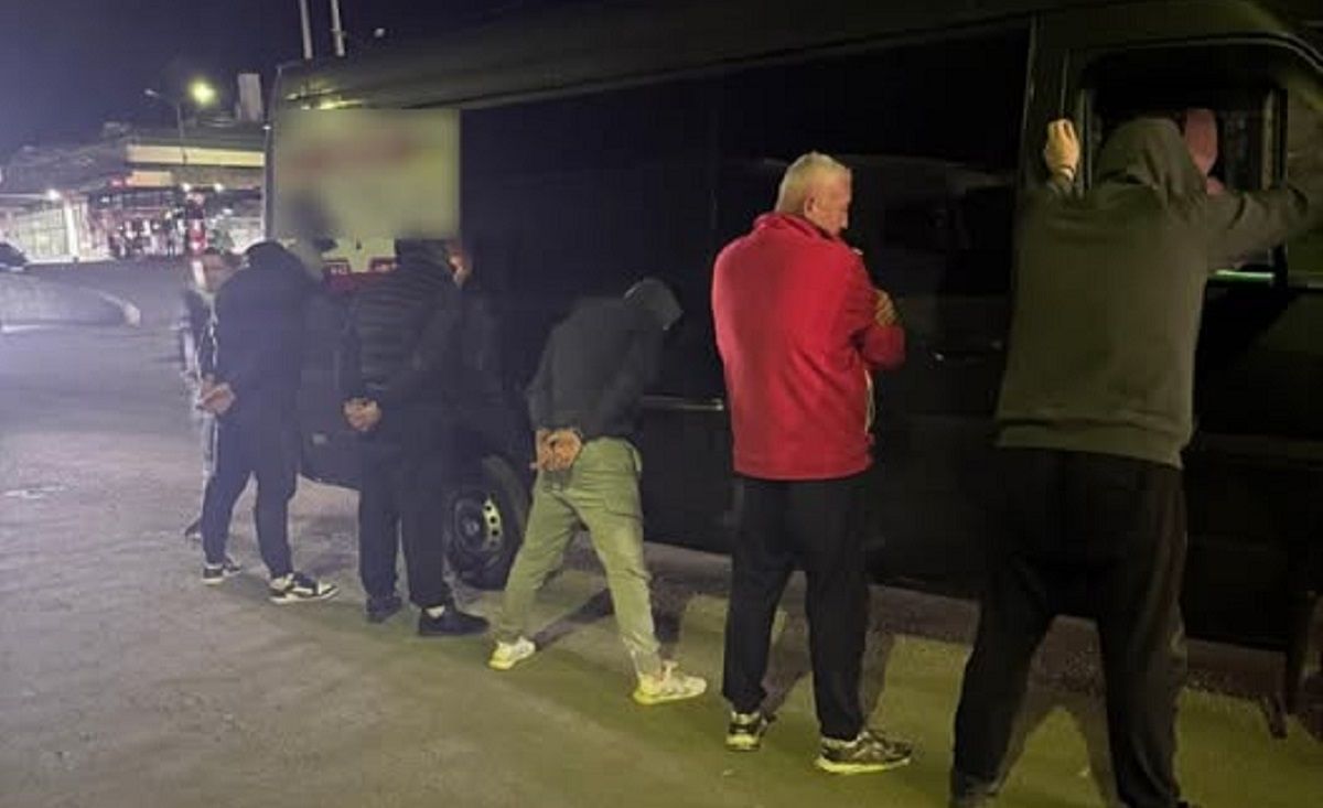 На кордоні з Польщею затримали мікроавтобус з ухилянтами в спеціальному тайнику